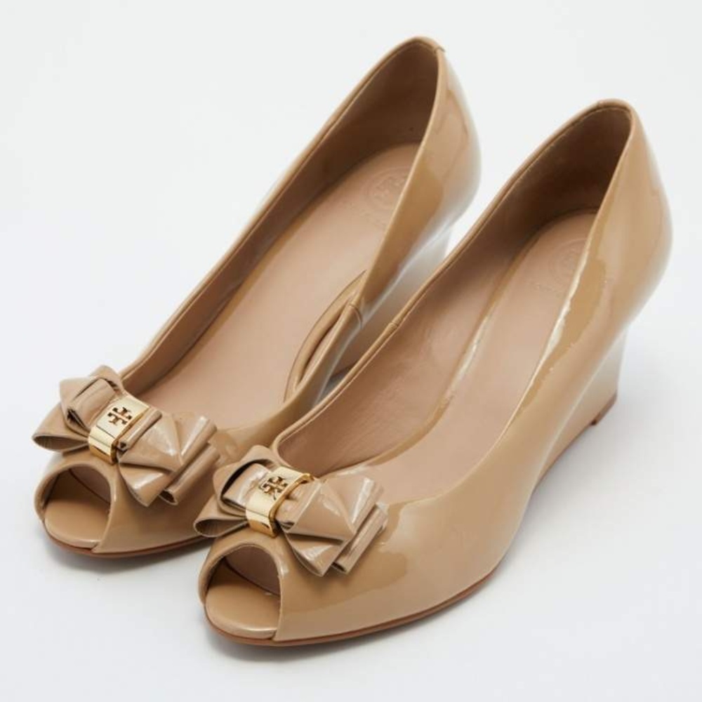Tory Burch Patent Leather Tan Gold Peep-Toe Bow Wedges Size 7.5 - Picture 2 of 14